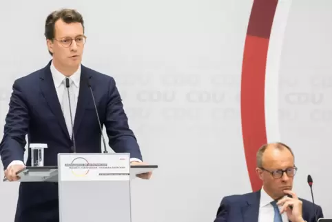Hier stehen sie gemeinsam auf einem Podium. Bei manchen Grundsatzfragen trennen sie Welten: Hendrik Wüst (links) und Friedrich M