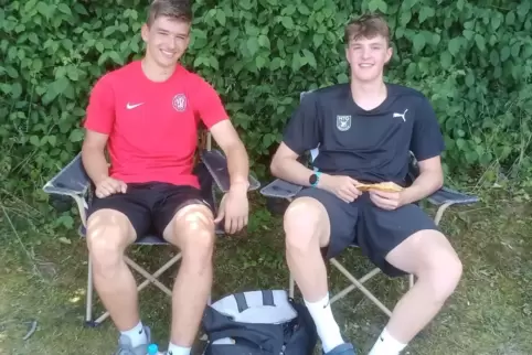 Chillen nach starken Würfen: VTZ-Hammerwerfer Timo Port (links, rechts ein Konkurrent Max Baier) in Augsburg. Chillen nach starken Würfen: VTZ-Hammerwerfer Timo Port (links, rechts ein Konkurrent Max Baier) in Augsburg.