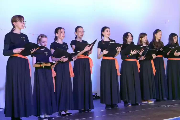 Der Jugendchor Coro Piccolo trägt neue Vogellieder vor, die Leiterin Christiane Schmidt komponiert hat.