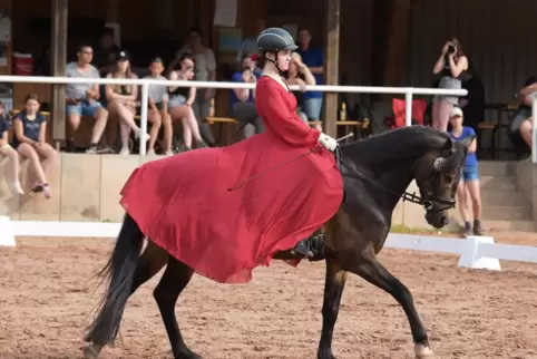 Novum beim Reitturnier in Thaleischweiler-Fröschen: die Barock-Dressurprüfung, hier Linda Bauer auf Caspian, die Dritte wurden. 