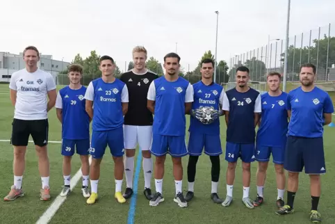 Die FKP-Trainer Martin Gries (links) und Co-Trainer Hagen Burkhart (rechts) mit ihren neuen Spielern: (von links) Kevin Büchler,