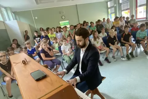 Gastspiel und Lehrstunde: der russischstämmige US-Pianist Alexei Tartakovsky in der Grundschule Zellertal.