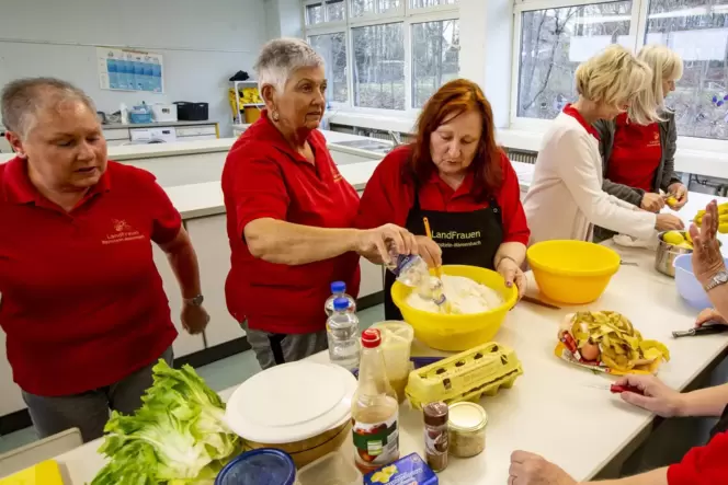 Conny Sievers, Ursula Adam und Anni O’Loughlin-Long (von links) bereiten den Teig für die Verheirateten zu, während sich die and