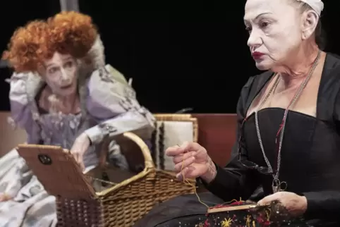 Maria Stuart (Karin Neuhäuser, rechts) plaudert mit Elisabeth (Barbara Nüsse). 