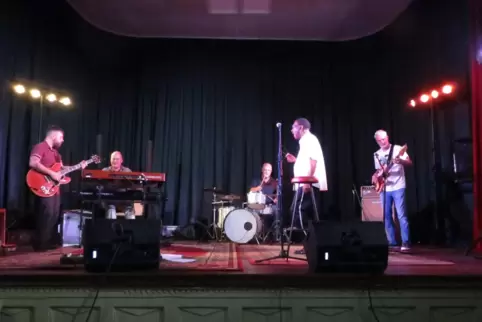 Sie haben den Blues: Die „Elville Blues Band“ mit Tommie Harris als Gaststar und Stefan Kahne (links) als Vertretungsgitarrist u