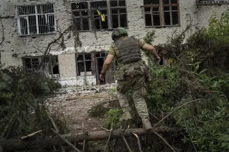 Ein ukrainischer Soldat in einem zurückeroberten Dorf.