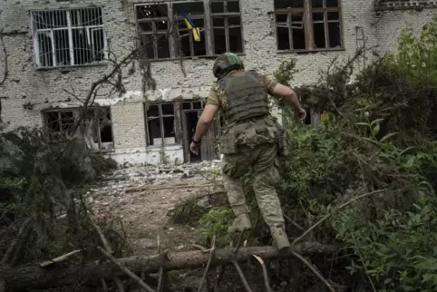 Ein ukrainischer Soldat in einem zurückeroberten Dorf.