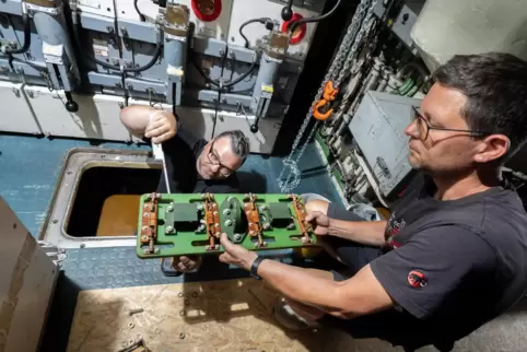 Technik pur: Robert und Matthias Krieg bauen die Batteriekomponenten aus. 