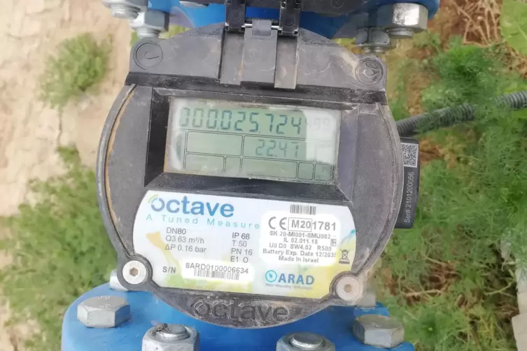 Anzeige einer digitalen Z&auml;hlstelle an einem Feldbrunnen.