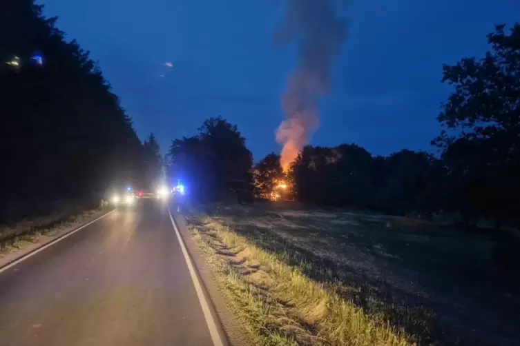 Ein Bild aus der Nacht vom Feuer an der Straße zwischen Schöneberg und Spabrücken.