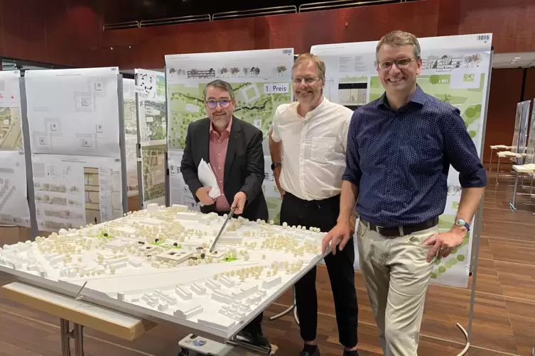 Oberbürgermeister Marc Weigel, Architekt Marcus Hille als Vorsitzender der Jury und Baudezernent Bernhard Adams (von links) präs