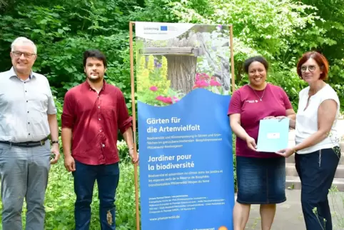 Startschuss für die nächsten drei Projektjahre im Garten des Pfalzmuseums (von links): Theo Wieder, Antoine Surget, Micaela Maye