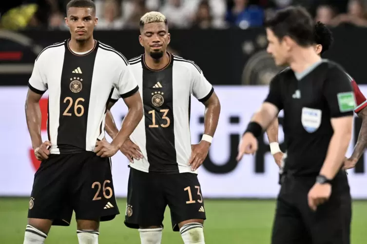 Malick Thiaw und Benjamin Henrichs wirken ratlos. 