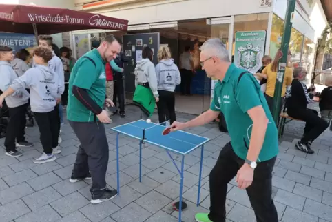 Der Erlebnistag „Sport vor Ort“ 2019 in der Fußgängerzone war die Premiere. Hier präsentiert sich die TSG Tischtennisabteilung.