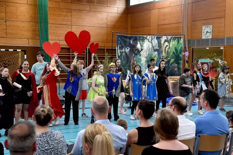 Tolle Teamleistung: 29 Schüler der siebten und achten Klassen stehen bei dem Musical „Die feindlichen Brüder“ auf der Bühne.