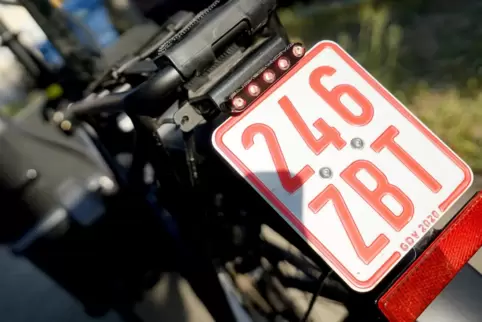 Bei Pedelecs, die bis zu 45 Stundenkilometer schnell sein können, sind Versicherungskennzeichen bereits vorgeschrieben. 