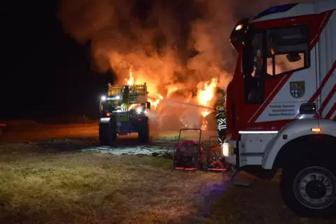 Auf einem Feld im Ortsteil Schwanden hat die Feuerwehr einen Brand von 400 Heuballen bekämpft. 