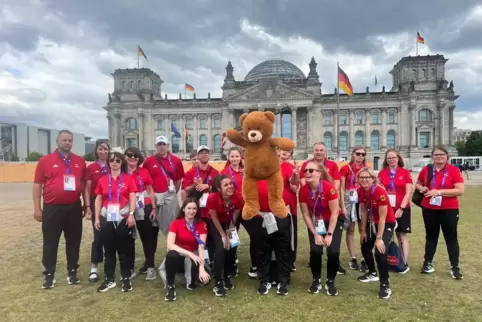 In Berlin vor dem Reichstag: Claus Majolk (links) mit den Tennisspielern und Maskottchen.