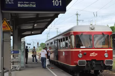 Seit 2007 betreibt die Karlsruher AVG die Wieslauterstrecke, hier der beliebte Nostalgietriebwagen „Esslinger“ von 2015. 