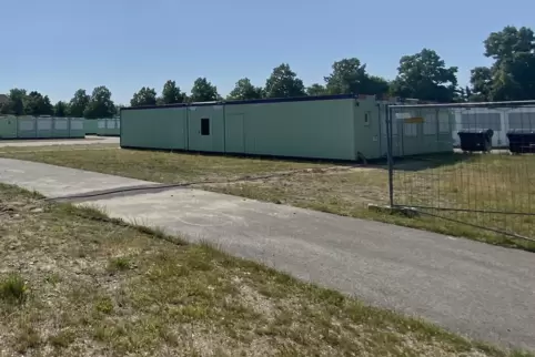 Gähnende Leere, heruntergelassene Rollläden: die Wohncontainer auf dem südlichen Teil des Festplatzes an der Benderstraße: Gähnende Leere, heruntergelassene Rollläden: die Wohncontainer auf dem südlichen Teil des Festplatzes an der Benderstraße: