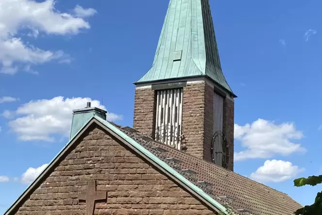 Feiert 60. Geburtstag: Die evangelische Kirche in Schopp muss saniert werden. Im Spätsommer sollen die Fugen an Turm und Fassade