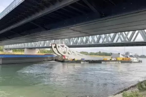 Das reicht: Die rheinaufwärts gelegene Bahnbrücke ist knapp 20 Zentimeter höher. Das reicht: Die rheinaufwärts gelegene Bahnbrücke ist knapp 20 Zentimeter höher.