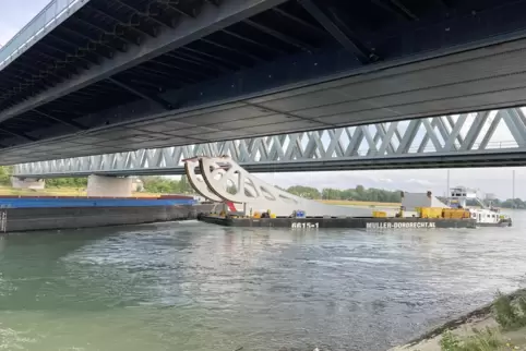Das reicht: Die rheinaufwärts gelegene Bahnbrücke ist knapp 20 Zentimeter höher.