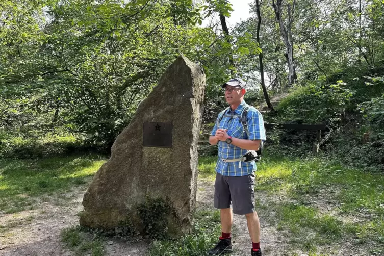 Wegweiser: Kultur- und Weinbotschafter Frank Hamm neben dem Esperanto-Denkmal. 