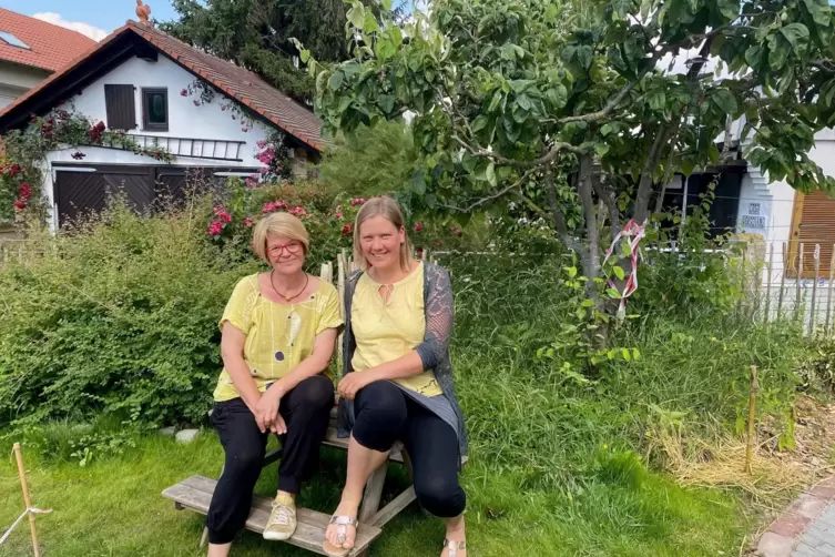 Tagesmütter Eva Kunz (links) und Esther Liebel im Garten der „Villa HinzundKunz“. 