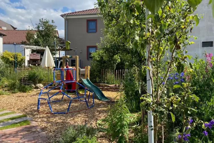 Spielgarten der &bdquo;Villa HinzundKunz&ldquo; im Wachenheimer Blumenweg. 