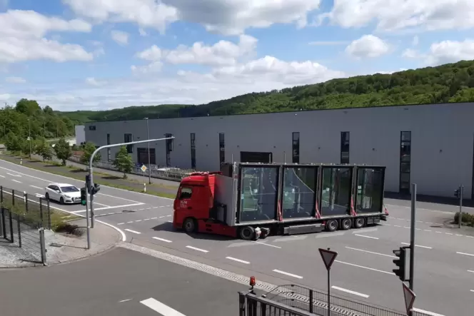 Ein Lastwagen mit Elementen für den Schwarz-Projekt-Campus verlässt das IGM-Gelände. Ein Lastwagen mit Elementen für den Schwarz-Projekt-Campus verlässt das IGM-Gelände.