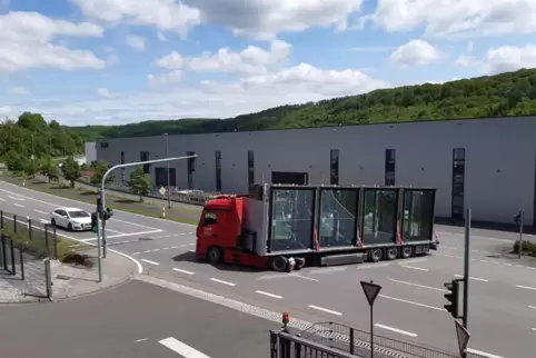 Ein Lastwagen mit Elementen für den Schwarz-Projekt-Campus verlässt das IGM-Gelände.