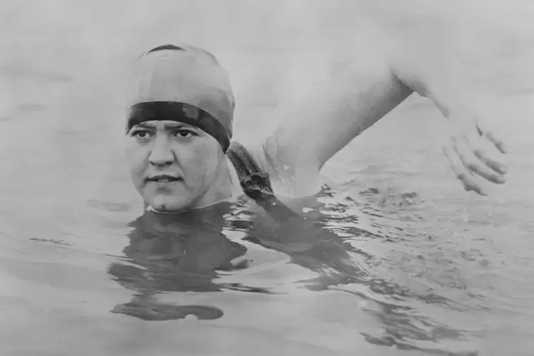 Gertrude Ederle schwimmt für ihr Leben gern – obwohl ihr die Ärzte davon abraten. 