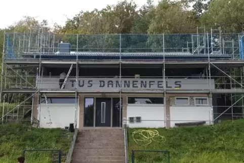 Ein Projekt, das der TuS Dannenfels in der Vergangenheit schon erfolgreich gemeistert hat: die Sanierung des Daches seines Verei