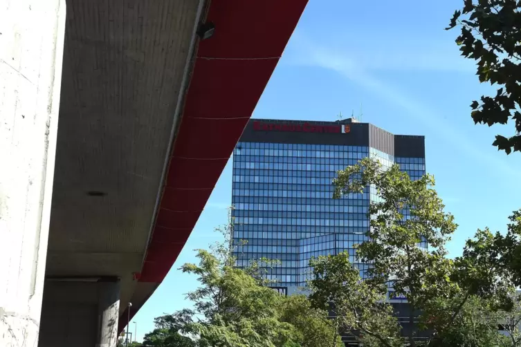 Abrisskandidaten: Rathaus und Hochstra&szlig;e Nord.