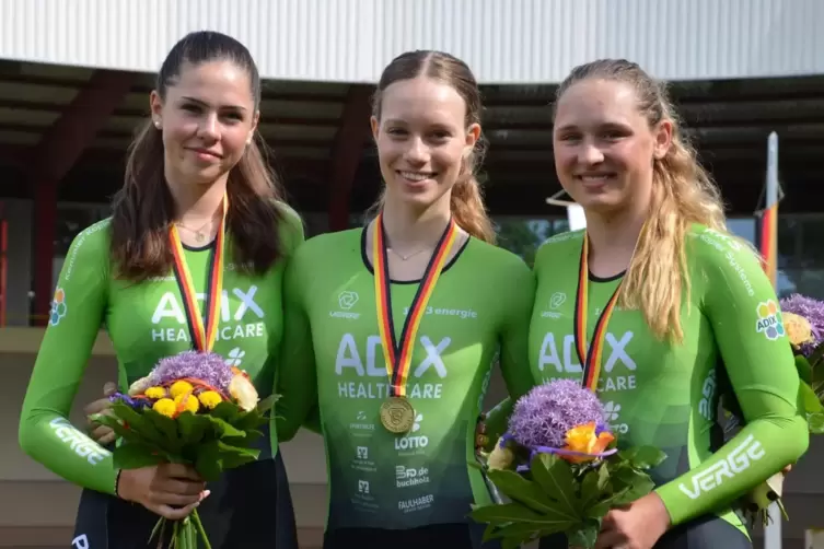 Anne Slosharek (Mitte) holte zusammen mit Magdalena Leis (links) und Messane Bräutigam Bronze im Teamsprint.