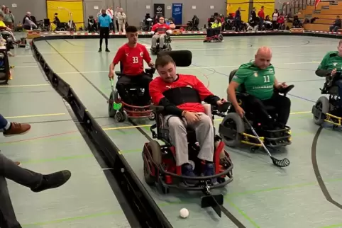 Die Rolli Teufel-Spieler Kevin Epperlein (vorne) und Marvin Priester (hinten) treffen zum Saisonabschluss auf die Nording Bulls 