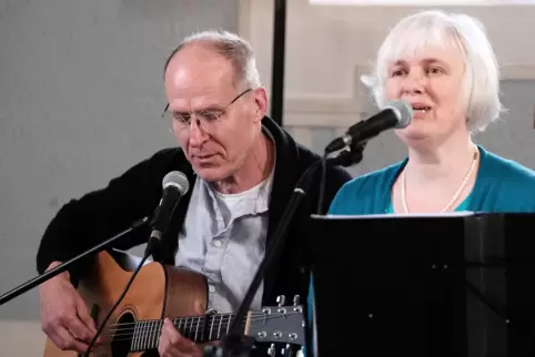Lisa und Andreas Brosch singen jiddische lLieder. 
