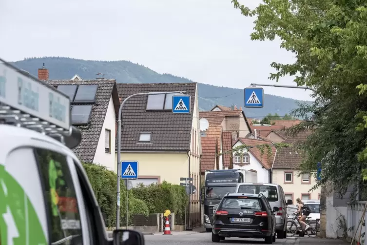 Der Zebrastreifen sei auch schon vor der Baustelle auf der B10 nicht ungef&auml;hrlich gewesen, sagt eine Godramsteinerin. 
