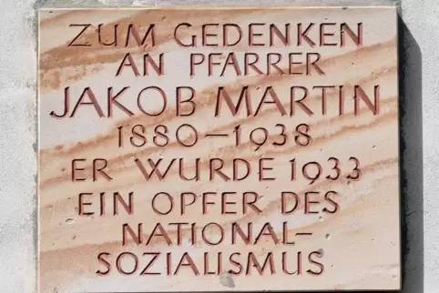 In Königsbach erinnert heute unter anderem diese Gedenktafel an den von den am 23. Juni 1933 Nazis zusammengeschlagenen Pfarrer.