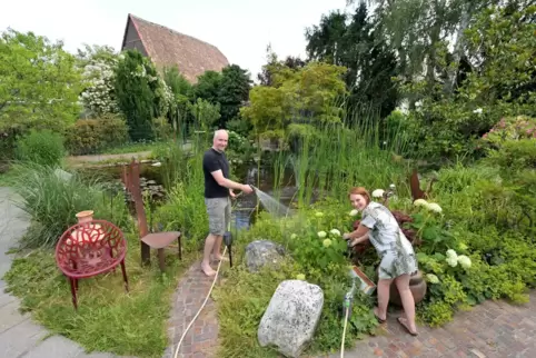Wollen ihren Garten stimmig, aber auch pflegeleicht halten: Simone und René Röll.