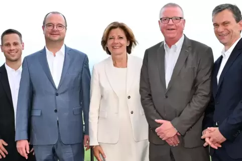 Vor herrlicher Kulisse (von links): der neue Chefredakteur Yannick Dillinger, RHEINPFALZ-Verleger Thomas Schaub, Ministerpräside