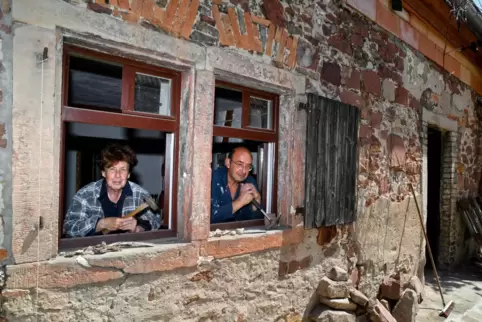 Judith und Georg Burkart stecken viel Zeit und Kraft in ihr Häuschen. Bei dem Projekt ist Geduld gefragt. 