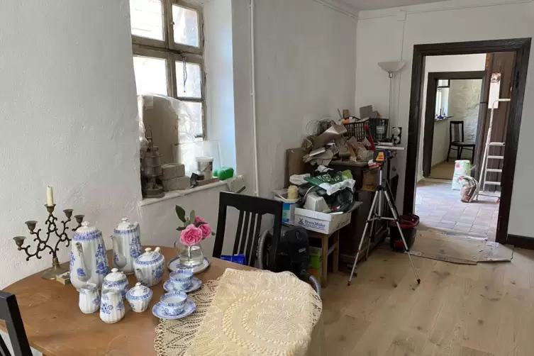 Das Arrangement auf dem Tisch deutet an, wie dieser Raum einmal genutzt werden k&ouml;nnte: als Caf&eacute;. 