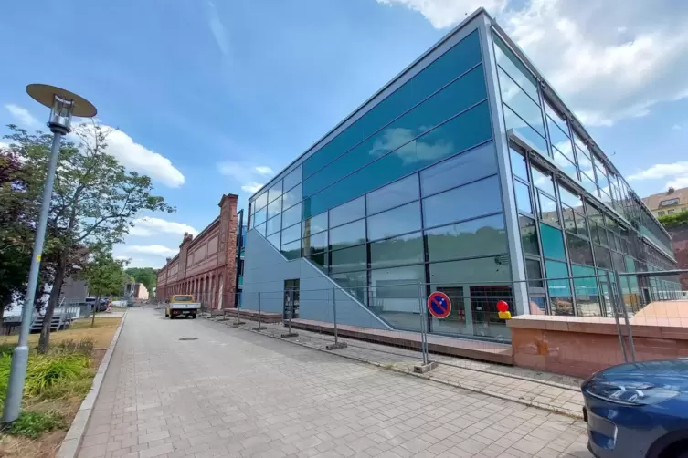 Der Neubau ist in seiner Gestaltung an die umliegenden Bauten der Hochschule angepasst.