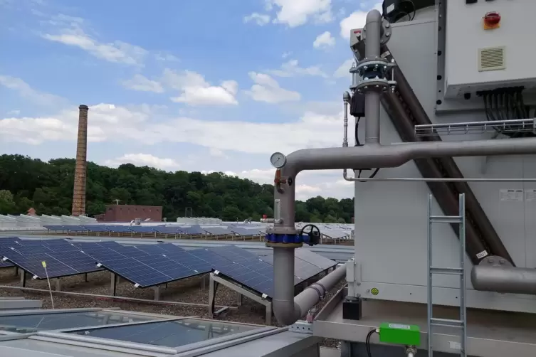 Das Dach des Laborgeb&auml;udes soll noch begr&uuml;nt werden und ist mit Solarzellen ausger&uuml;stet. 