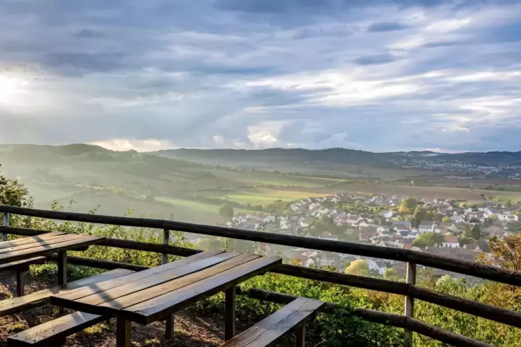 Von der Hohlsteinh&uuml;tte aus blicken Besucher &uuml;ber das Alsenztal und die Kaiserstra&szlig;ensenke. 