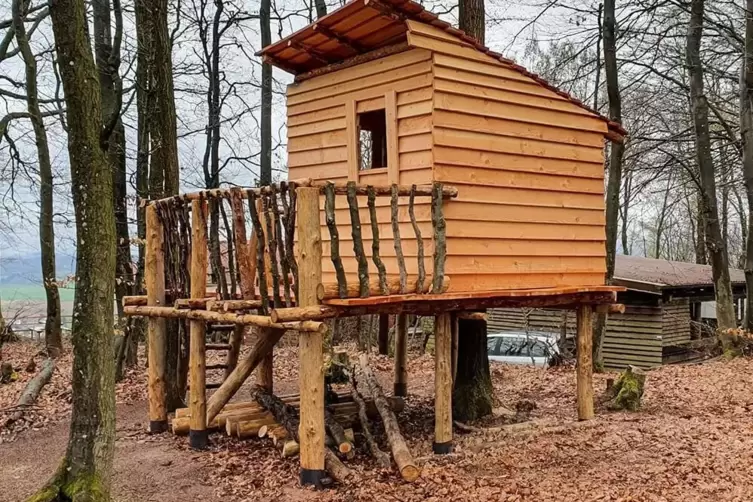 Ein Stelzenhaus bietet Kindern die M&ouml;glichkeit, spielerisch ihre Umgebung zu erkunden. 