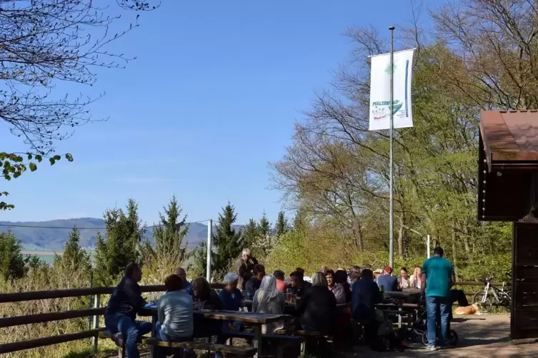 Ob die H&uuml;tte besetzt ist, k&ouml;nnen Besucher schon von weit her an der gehissten Fahne erkennen.