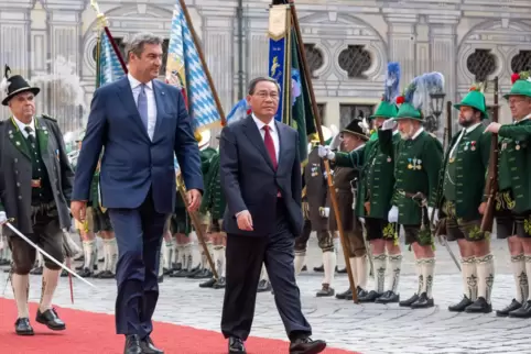 Chinas Premierminister Li Qiang (l) wird in der Residenz München von Markus Söder, Ministerpräsident von Bayern, mit der Ehrenfo